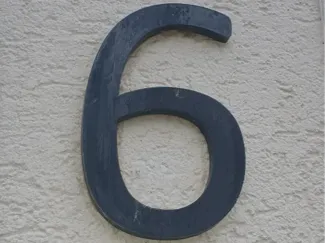 Hausnummer 6 – moderne Außenbeschriftung