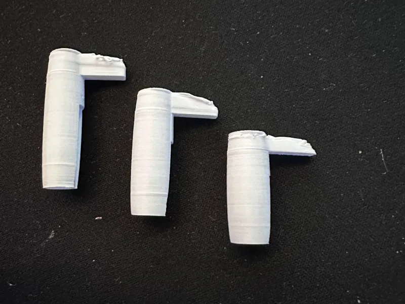 Pet Carrier closing screws
