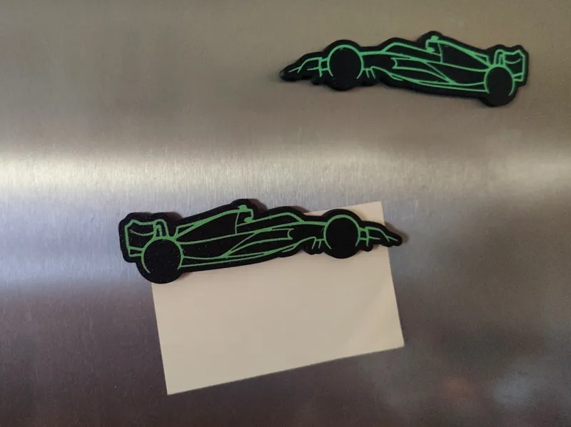 F1 car fridge magnet / Imán de nevera de F1