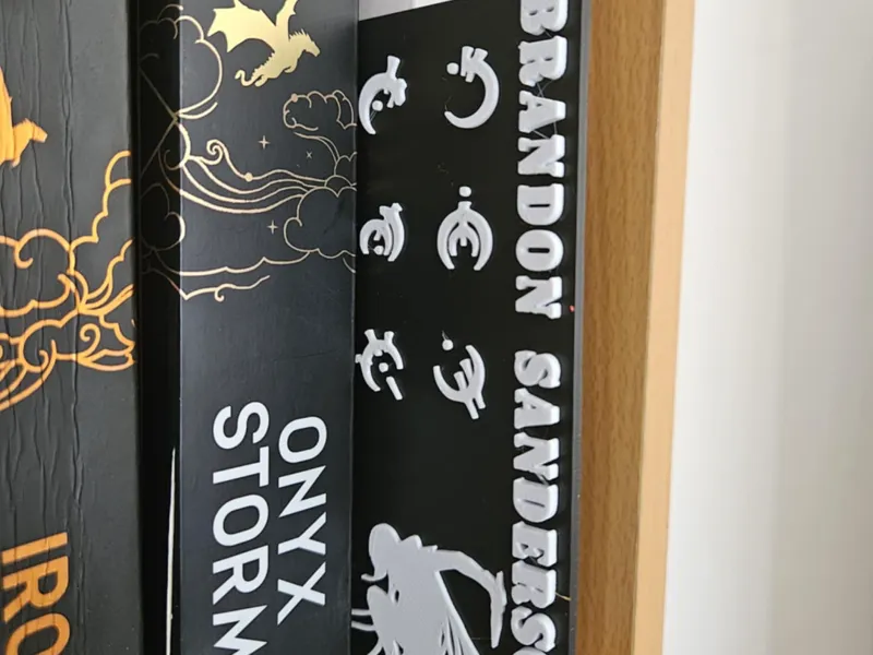 Bookshelf organizer - Brandon Sanderson