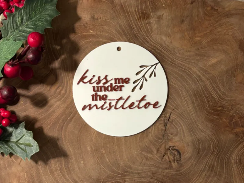 Weihnachtsornament „kiss me under the mistletoe“