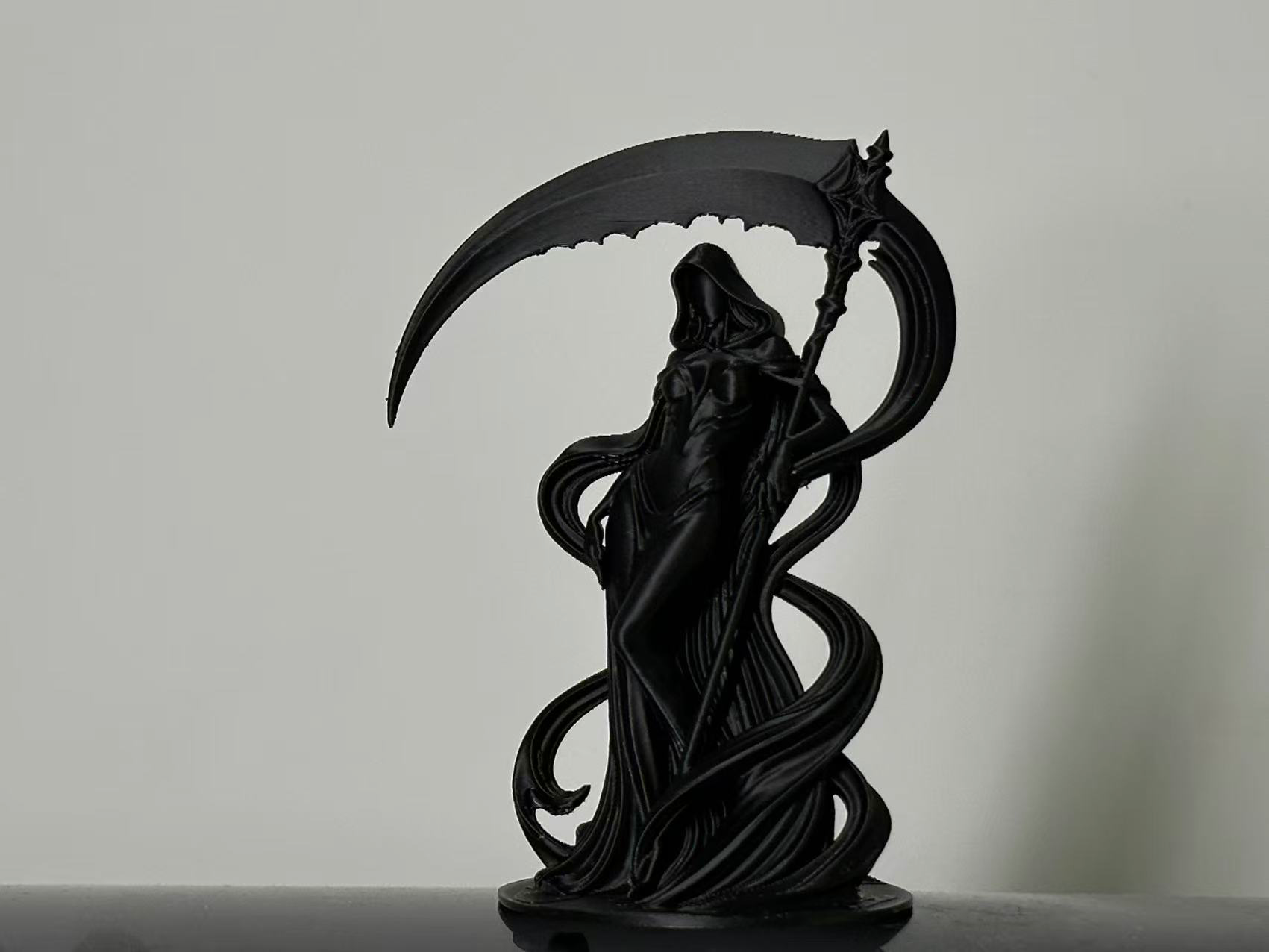 Miniatura 1 do modelo 3D 拿着巨大镰刀的女死神