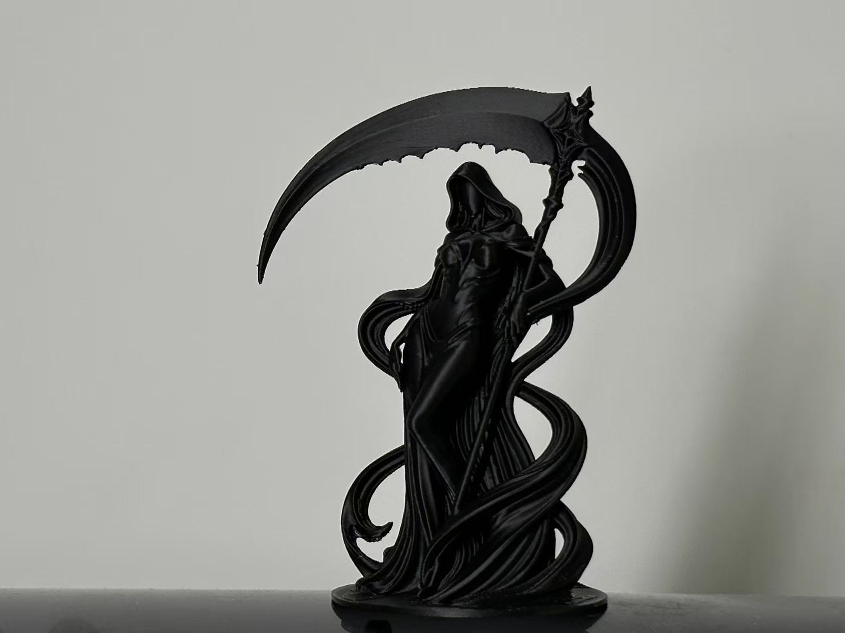Miniatura 2 do modelo 3D 拿着巨大镰刀的女死神
