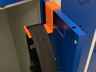 Simple connecting bracket for a locker