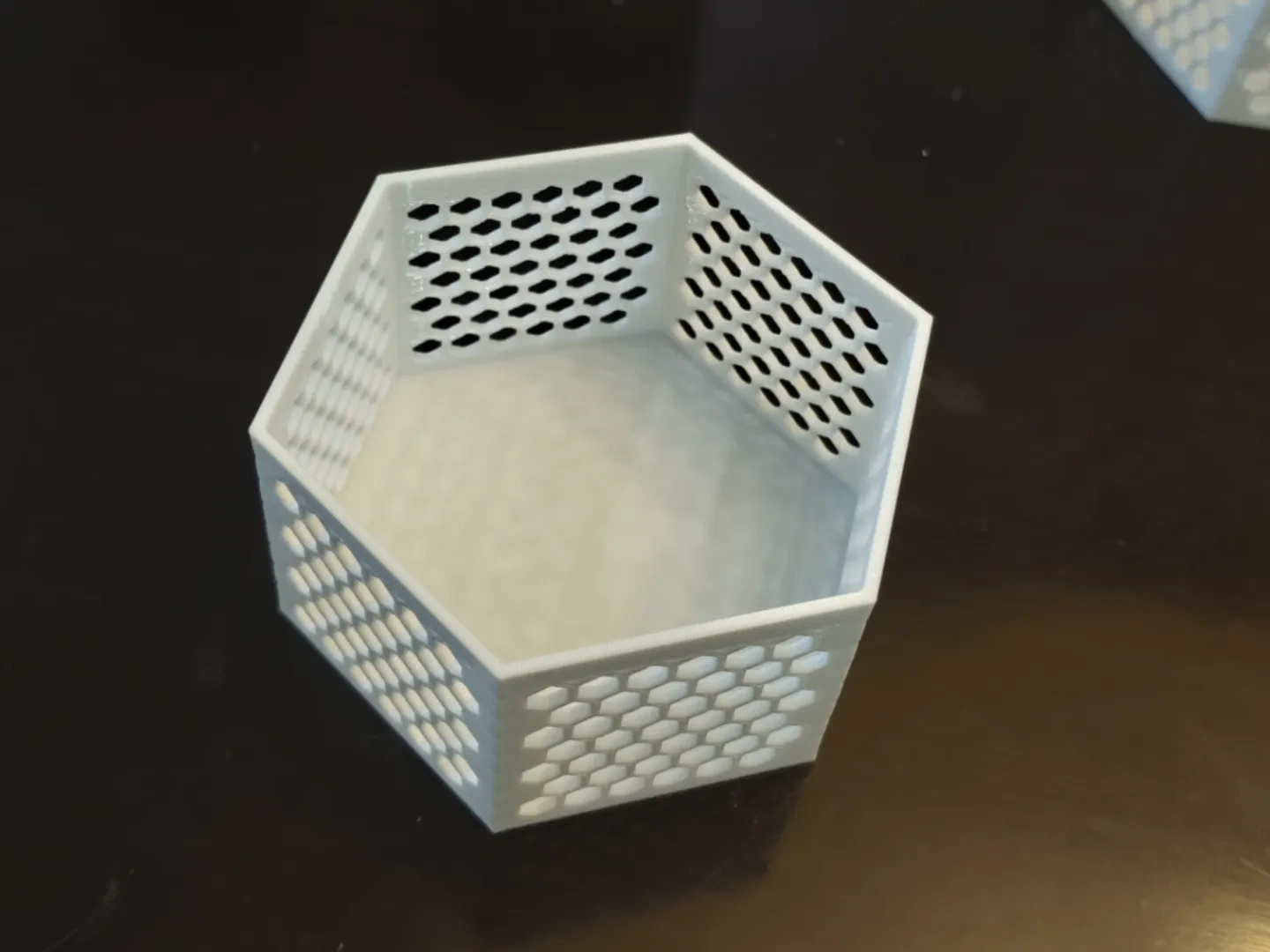 Miniatura 1 do modelo 3D 六边形 组装(可无限拼接)镂空 洞洞 收纳 收纳盒 50*100  可多个组合  一键打印 友好