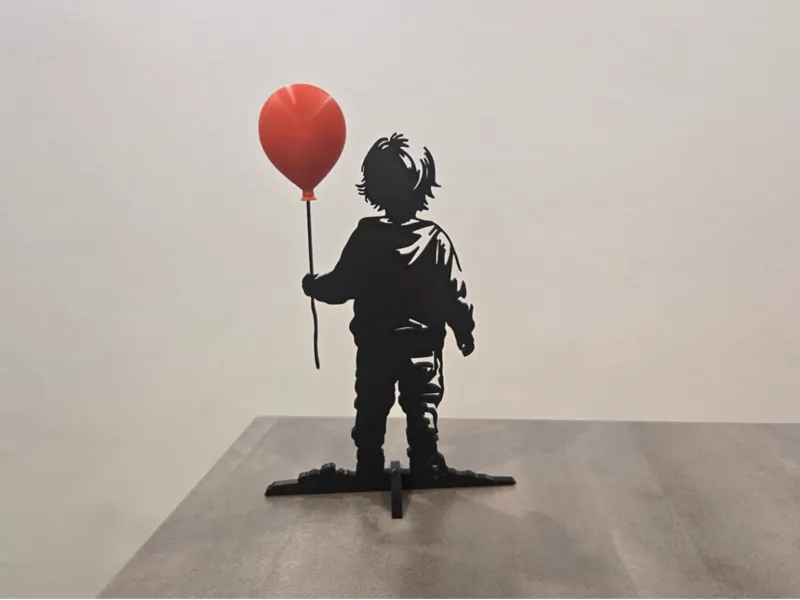 menino com balao vermelho