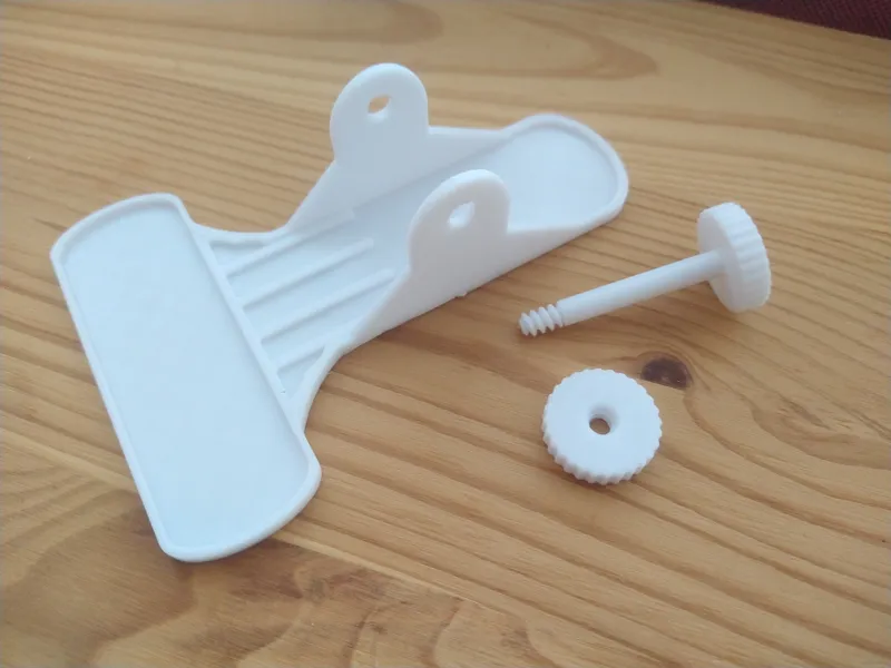 Clip to the phone holder