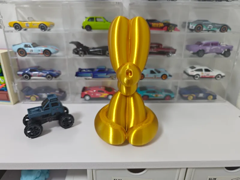 Sitting balloon puppy