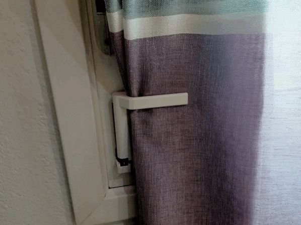 Cubre bisagra para ventana con gancho para cortina