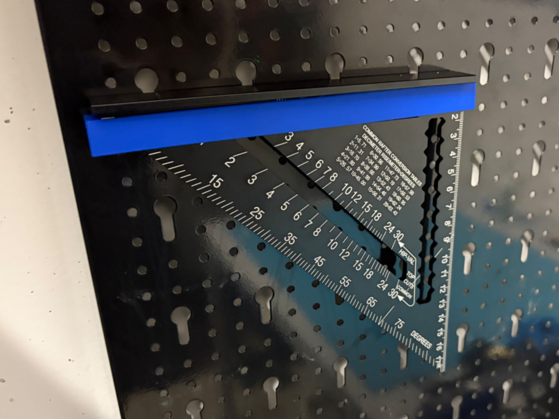 Halterung für Zimmermannswinkel auf 45mm-Lochwand