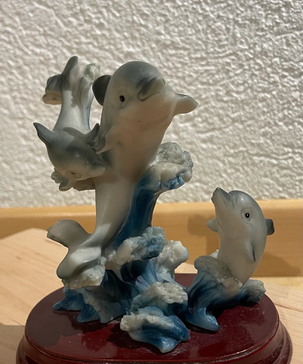 Sculpture trois dauphins dans la vague