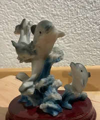 Sculpture trois dauphins dans la vague — photo 1