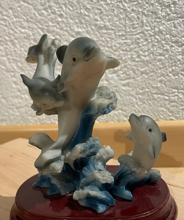 Sculpture trois dauphins dans la vague