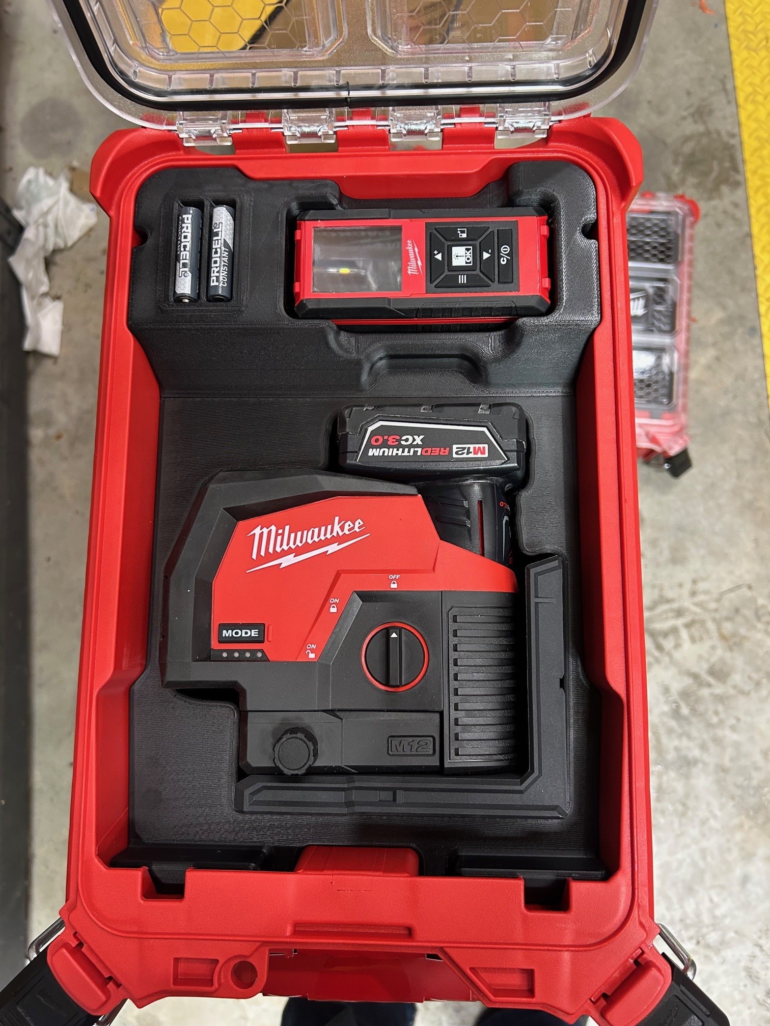 Khay Milwaukee Laser 3622-20 và THước đo khoảng cách