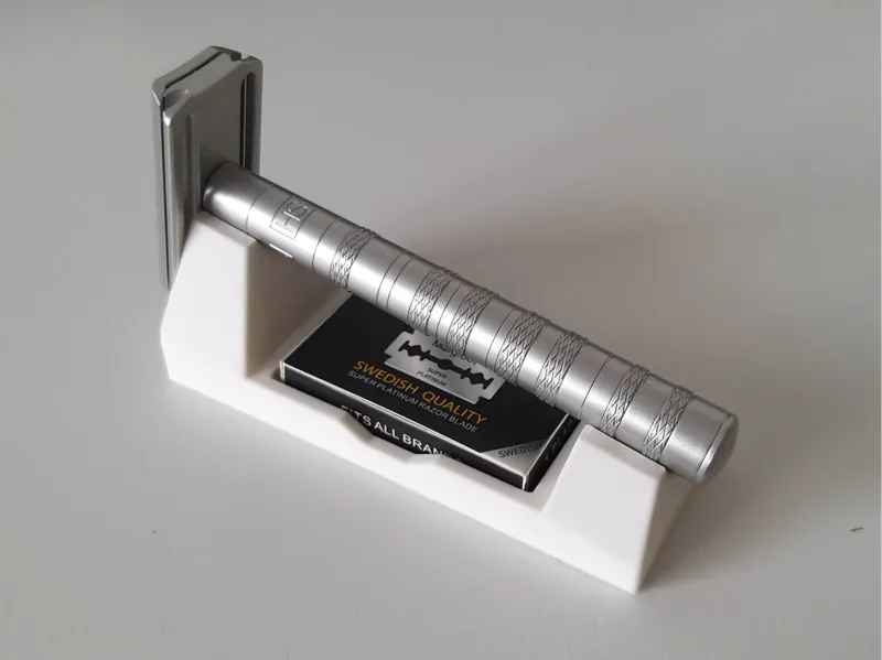 Henson AL13 razor holder with blade compartment