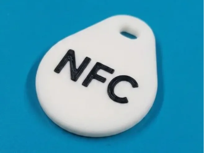 Llavero: ميدالية NFC بارومترية مخصصة بالكامل | NFC Keychain. Referencia del modelo original.