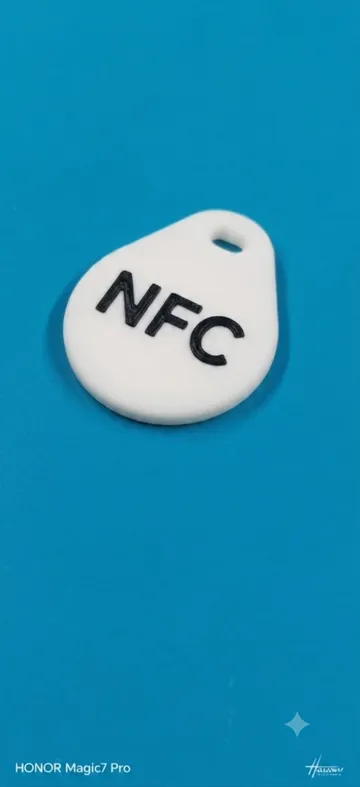 Llavero: ميدالية NFC بارومترية مخصصة بالكامل | NFC Keychain — vista de referencia 4
