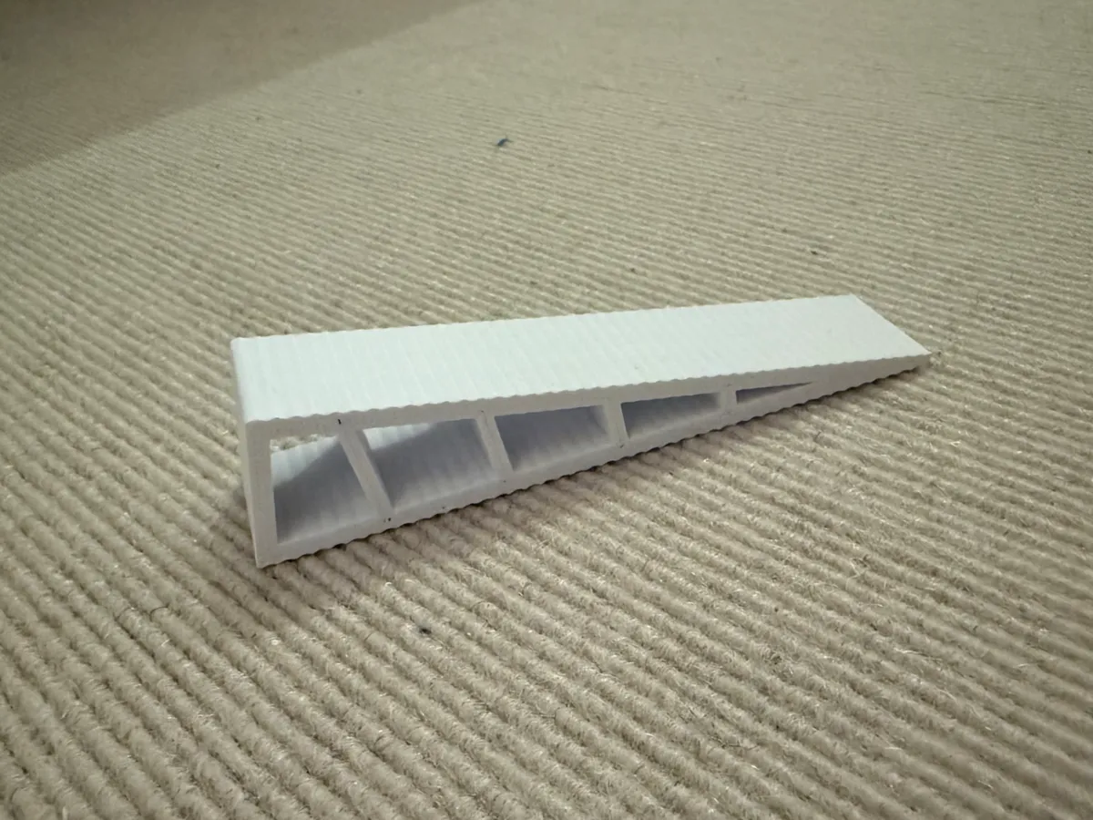 Cale-porte minimaliste nervurée