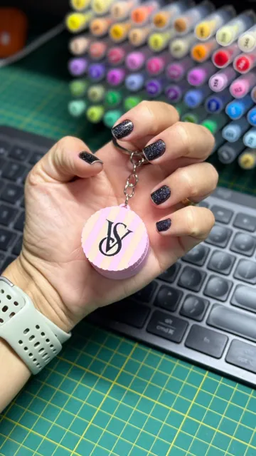Llavero: Chaveiro Porta Creme Victoria’s Secret (Custom) — vista de referencia 3