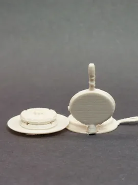 Figura decorativa: Miniature Antique Waffle Maker and Waffles — vista de referencia 3
