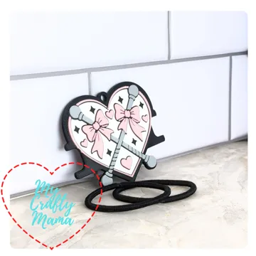 Accesorio para sujetar ligas de cabello: Batons in a heart hair tie keychain — vista de referencia 5