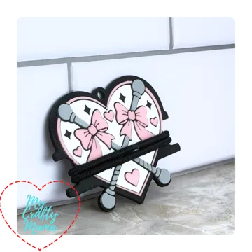 Accesorio para sujetar ligas de cabello: Batons in a heart hair tie keychain — vista de referencia 3