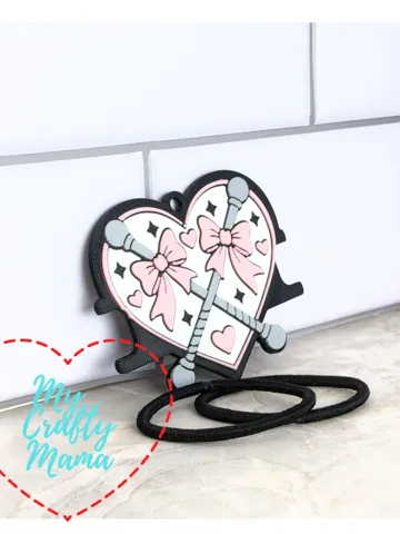Accesorio para sujetar ligas de cabello: Batons in a heart hair tie keychain — vista de referencia 2