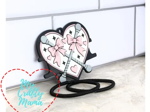 Accesorio para sujetar ligas de cabello: Batons in a heart hair tie keychain — referencia de MakerWorld