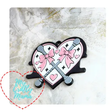 Accesorio para sujetar ligas de cabello: Batons in a heart hair tie keychain — vista de referencia 4