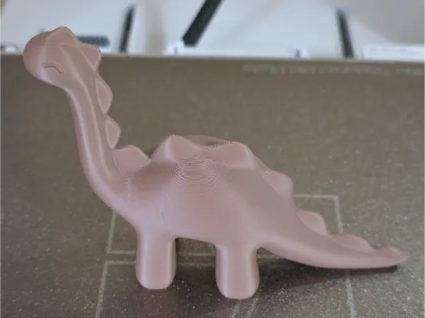 Petit dinosaure au long cou