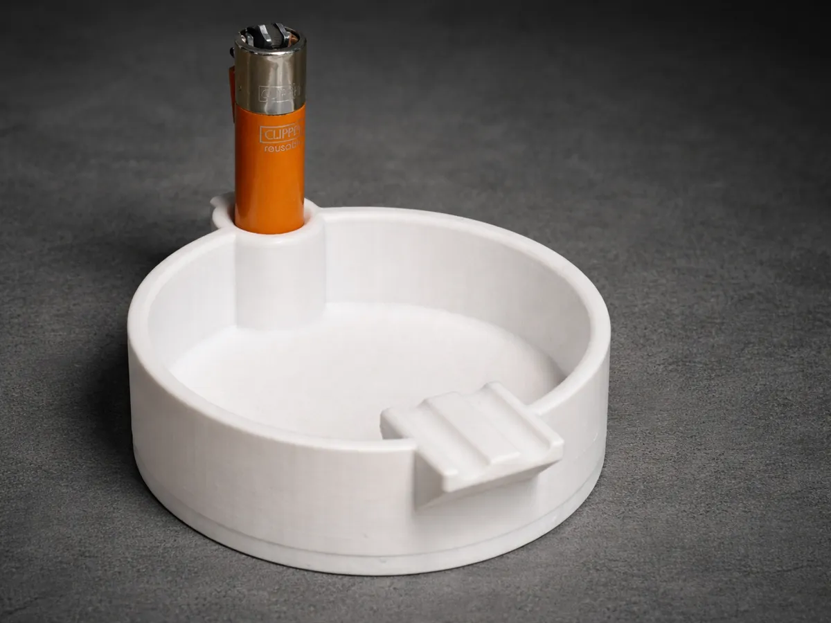 Cendrier avec porte-briquet