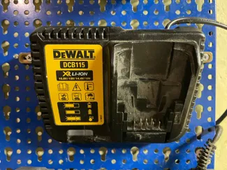DEWALT WALL CHARGER STAND 18V DCB115