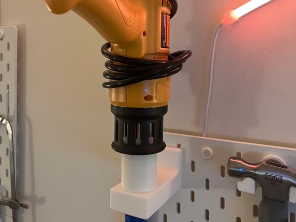 Fixation pour décapeur thermique sur panneau perforé