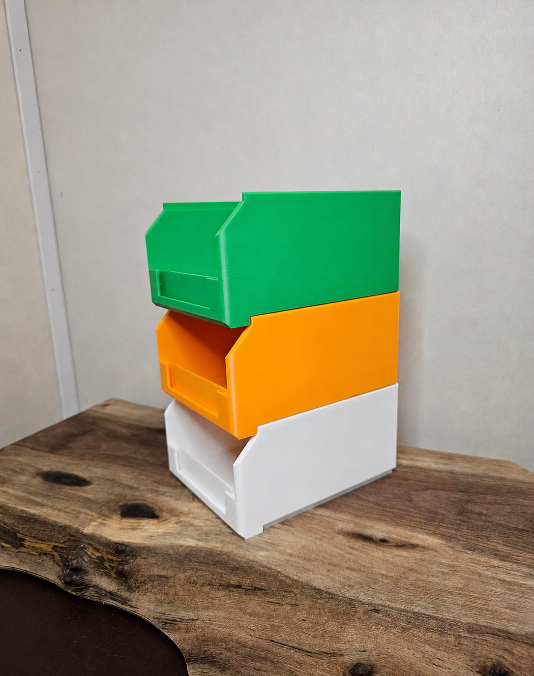 Miniatura 2 do modelo 3D Stackable Storage Bin with Mount
