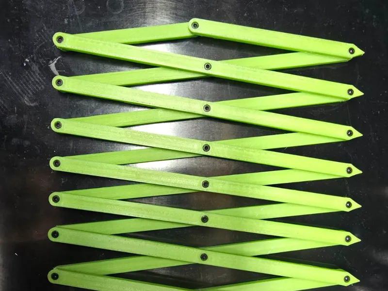 Expanding repeatable hole spacer