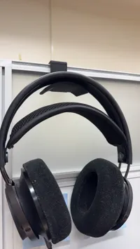 Support casque à suspendre pour cloison de bureau — photo 3