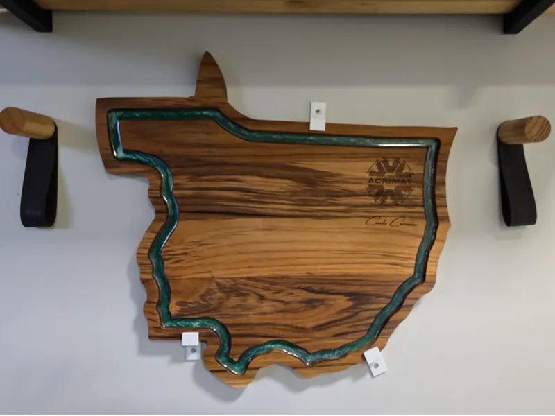 Simple S-shaped wall bracket