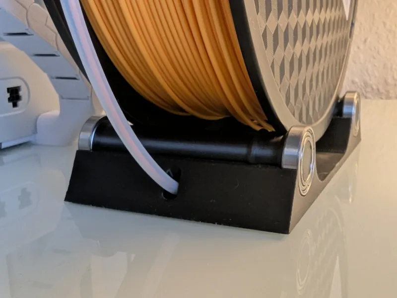 Small spool holder with built-in Bowden tube