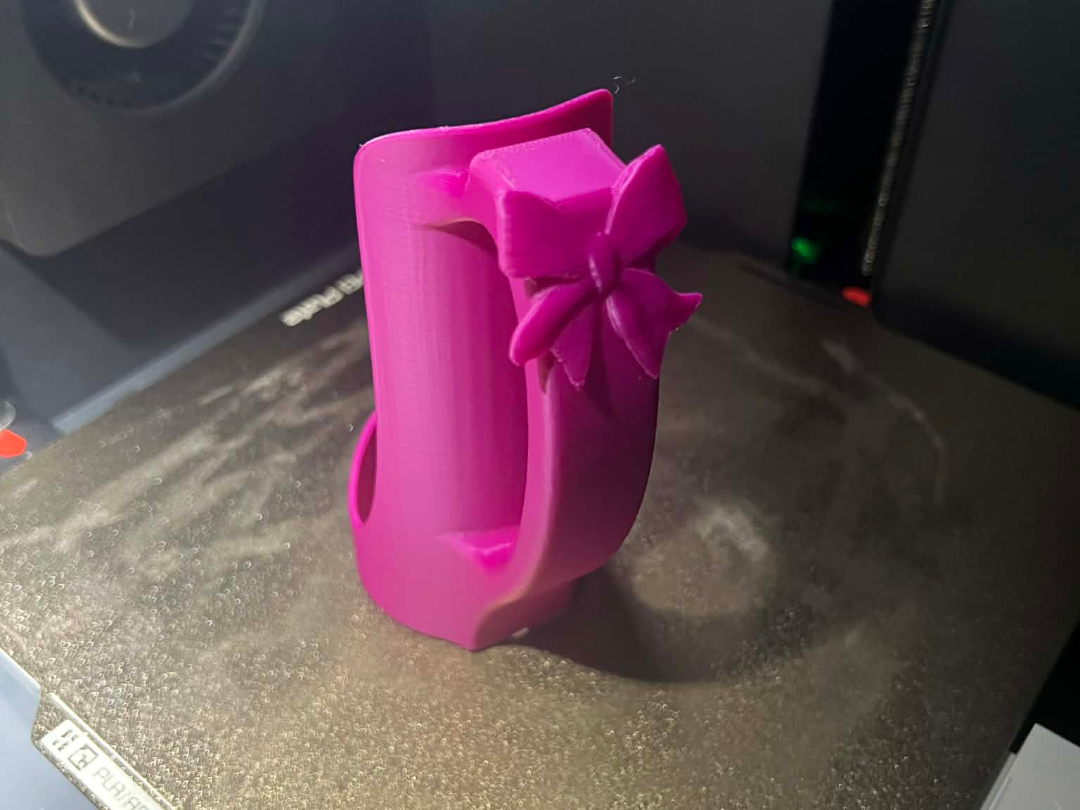 Can holder with bow on handle