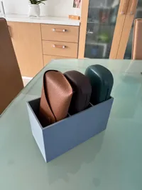 Box für 3 Brillenetuis.