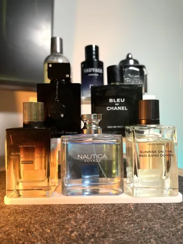 Estante o repisa: Display Shelf for Fragrances — vista de referencia 5