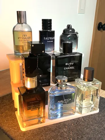 Estante o repisa: Display Shelf for Fragrances — vista de referencia 4