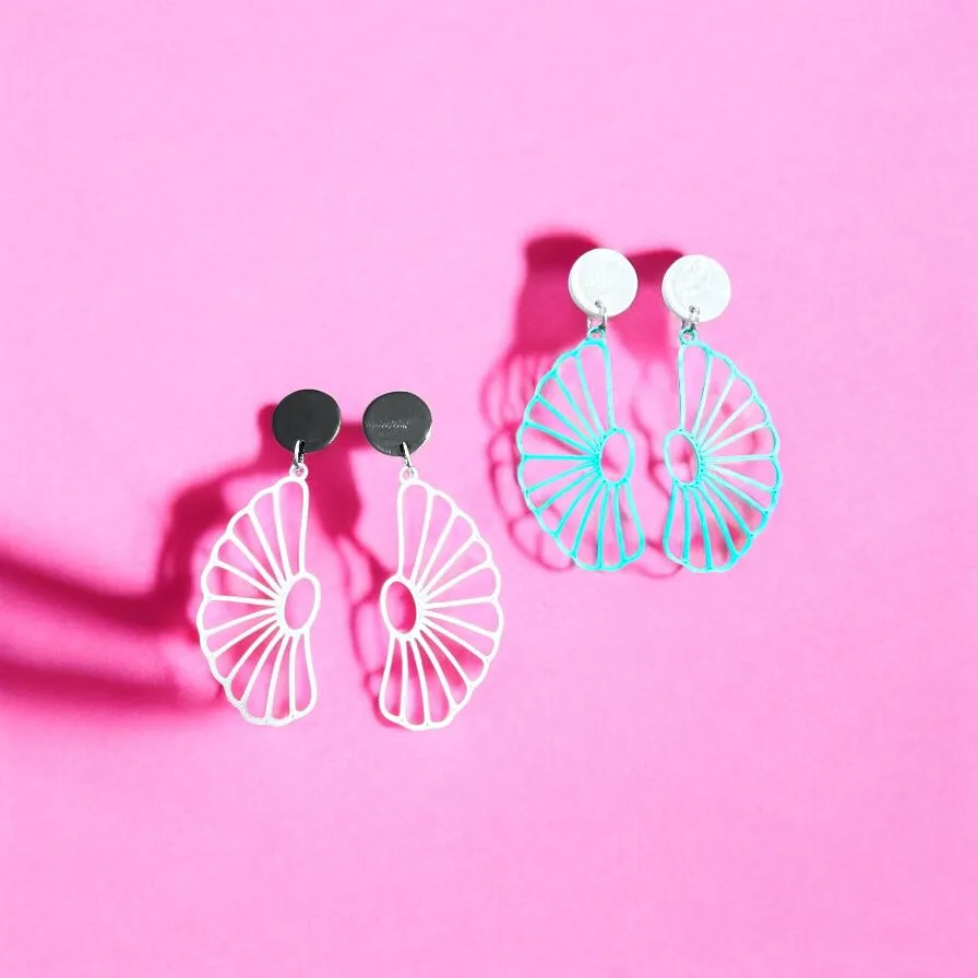 Pendientes sencillos media flor view 2