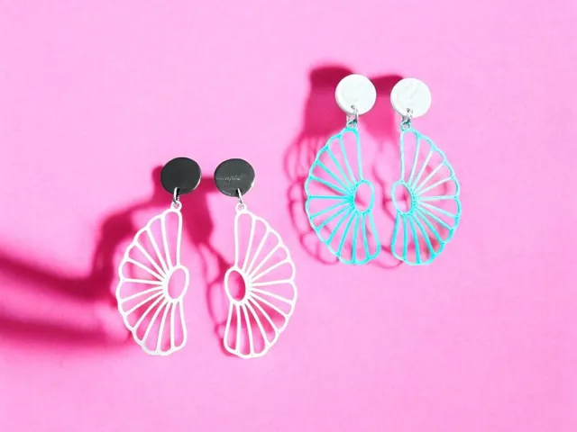 Pendientes sencillos media flor
