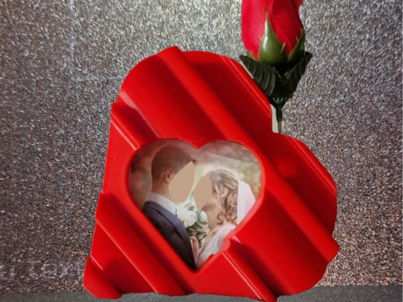 portafoto a forma di cuore con scritta LOVE 