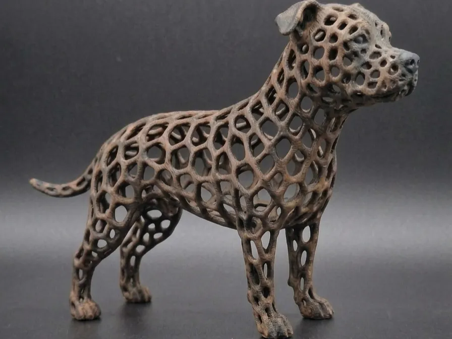 Figura decorativa: Stylized Voronoi Staffbull Dog Geometric Sculpture. Referencia del modelo original.