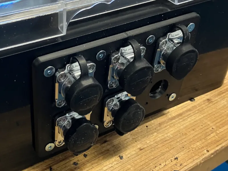 Stecker Montageplatte