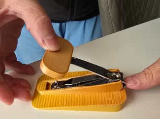 coupe ongles avec reservoir sur base