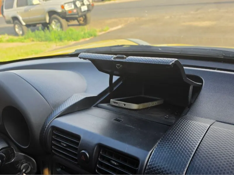 MR2 Spyder Wireless Charging Pad