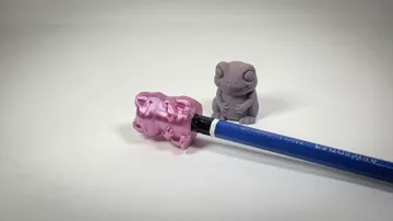 Letrero o emblema decorativo: Cute Frog Pen Topper (Puckies Collection) — vista de referencia 3